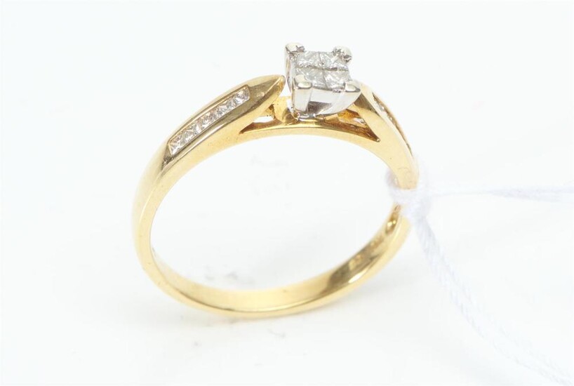 A DIAMOND DRESS RING IN 18CT GOLD, CENTRALLY SET WITH A PRINCESS CUT DIAMOND ESTIMATED 0.50CT, WITH FURTHER DIAMOND DETAIL, SIZE O,...