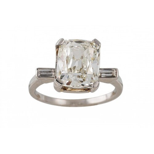 A FINE QUALITY VINTAGE DIAMOND SOLITAIRE RING, the old cushi...