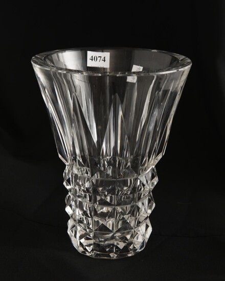 A FRENCH ST LOUIS CRYSTAL VASE, 20 CM HIGH, LEONARD JOEL LOCAL DELIVERY SIZE: SMALL
