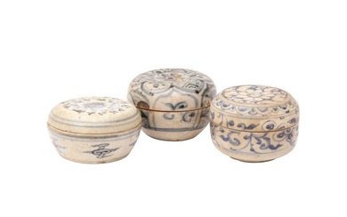 A GROUP OF THREE CHINESE BLUE AND WHITE BOXES AND COVERS 明 青花蓋盒一組三件