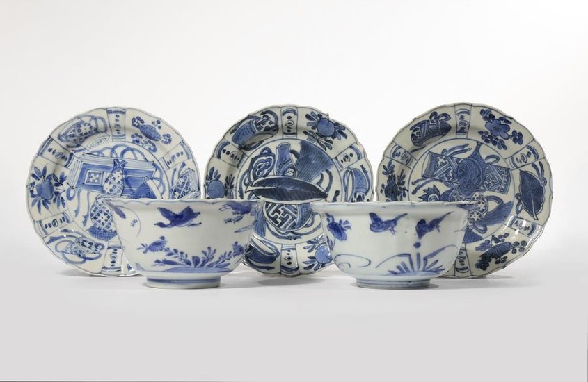 A PAIR OF CHINESE BLUE AND WHITE KRAAK...
