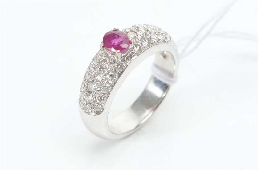 A RUBY AND PAVÉ DIAMOND RING IN 18CT WHITE GOLD, SIZE L-M, 6.9GMS