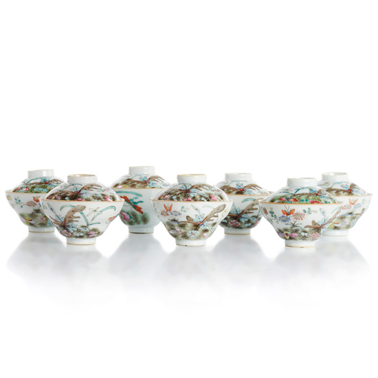 A SET OF SEVEN CHINESE FAMILLE ROSE PORCELAIN 'BUTTERFLY' CUPS AND COVERS.