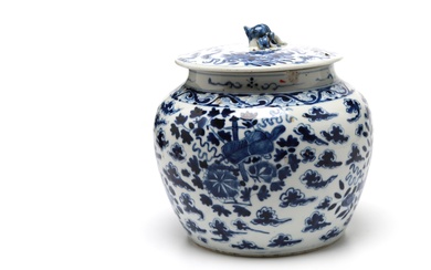A blue and white porcelain covered jar painted with altar offering set pattern