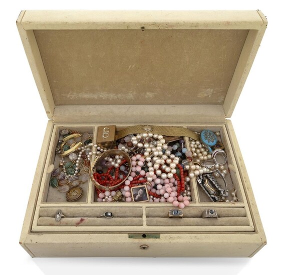 A casket of jewellery and costume jewellery, including: a diamond and onyx ring, approx. size P½; a synthetic sapphire and rose-cut diamond ring, approx. size P; a greenish-blue sapphire and diamond ring, approx. size P; a yellow metal hinged...