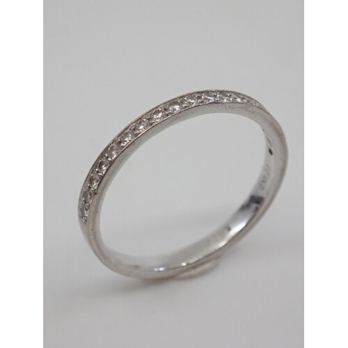 A diamond half eternity ring set in 18ct gold, estimated wei...