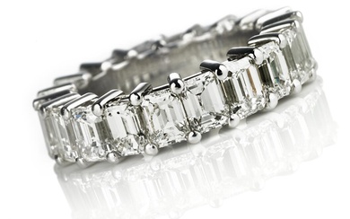 A full diamond eternity ring set with numerous emerald-cut diamonds weighing a total of app. 9.00 ct., mounted in 14k white gold. Colour: Top Wesselton (F-G). Clarity: VVS. App. size 50.