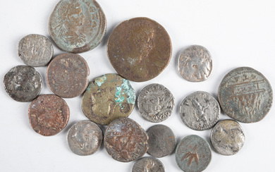 A lot ancient coinage in silver (9) and bronze (8):...