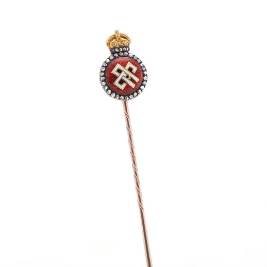 A pin set with Queen Alexandra of England's crowned monogram in enamel encircled by numerous rose-cut diamonds, mounted in 18k gold and silver. L. 8 cm.