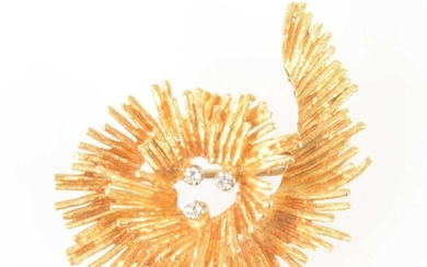 A vintage 18 carat yellow gold brooch