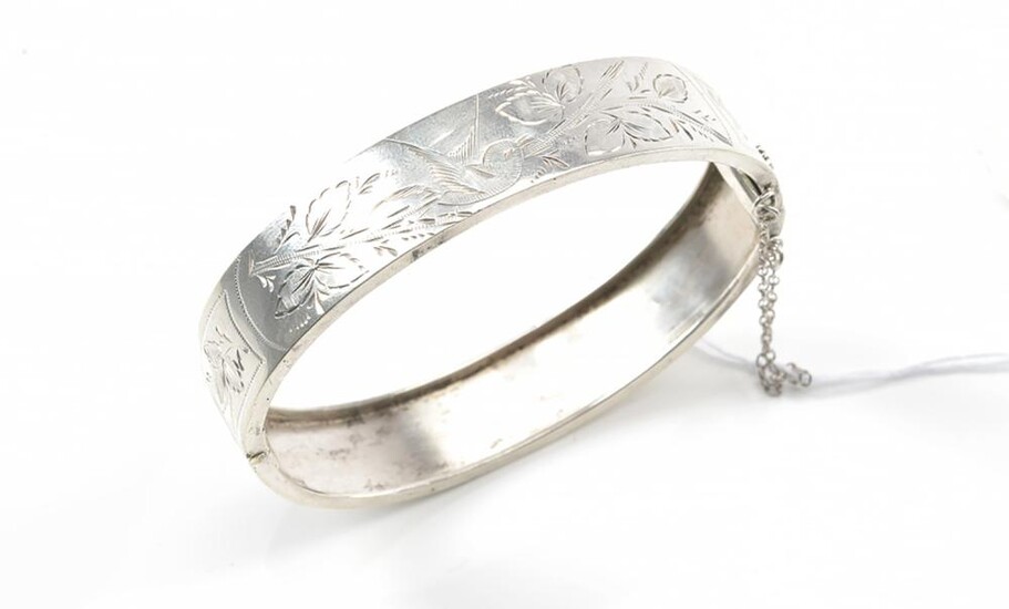 AN ANTIQUE FINNISH ENGRAVED BANGLE IN SILVER, HALLMARKED 800F, TOWN OF FORSSA, INNER DIAMETER 58MM