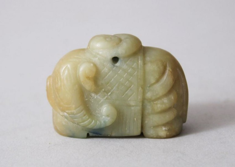 AN EARLY 20TH CENTURY CHINESE CARVED JADE PENDANT OF AN