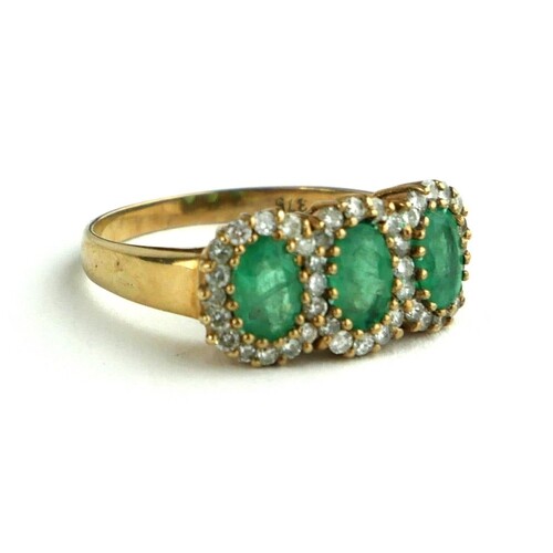 AN EDWARDIAN 9CT GOLD, DIAMOND AND EMERALD RING Three emeral...