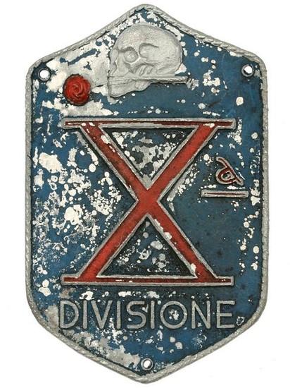 AN ITALIAN WWII X DIVISIONE ARM SHIELD