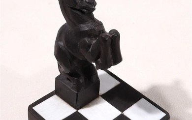 Anton Fortuin (1880-1967), toegeschreven aan, schaakstuk, gepatineerde bronzen sculptuur op...
