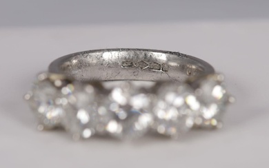 BAGUE DE DIAMANT EN PLATINE 5 PIÈCES Diamant rond de taille brillant pesant 3,80 ct....