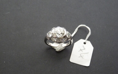 Bague Dôme en or gris 18K (750/oo) centrée d'un diamant taille ancienne calibrant environ 2,15...