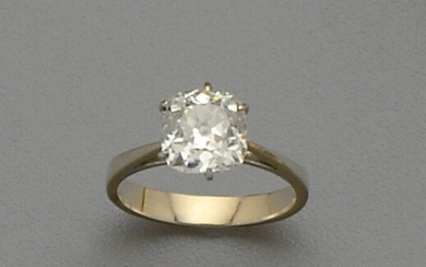 Bague solitaire en or gris 18K (750/oo) centrée d'un diamant coussin taille ancienne pesant 2,00...
