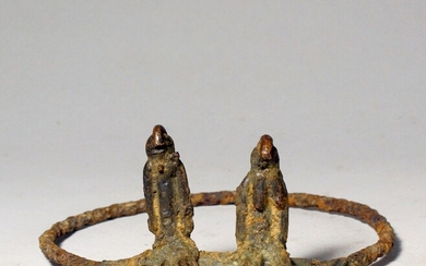 Bracelet Lobi (Burkina faso) Bracelet en fer noir et en bronze (pour les deux personnages)...