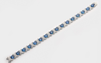 Bracelet représentatif en or blanc 750, serti de saphirs bleu corail d'un total d'environ 16,56...