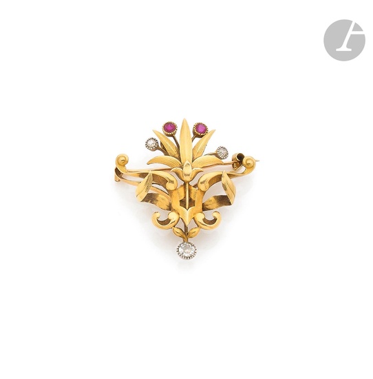 Broche-pendentif feuillages en or 18K (750), agrémentée de diamants de taille ancienne et de rubis...