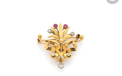 Broche-pendentif feuillages en or 18K (750), agrémentée de diamants de taille ancienne et de rubis...
