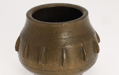 Bronze mortar/vase with 12 fins, 753 grams.