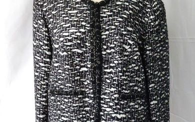 CHANEL -CHANEL - VESTE longue en tweed en laine et polyester, noir et blanc, gansée...