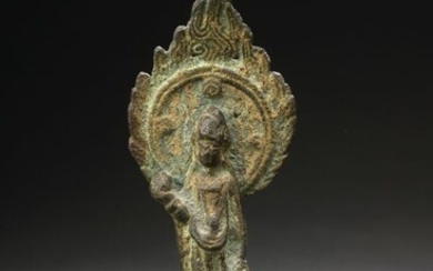 CHINE - Époque TANG (618-907) Statuette en bronze de boddhisattva debout sur le lotus devant...