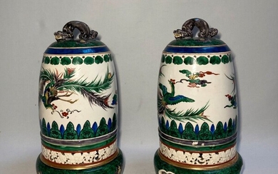 CHINE Paire de pots couverts en porcelaine à décor polychrome d'oiseaux, feuillages, nuages et motifs...