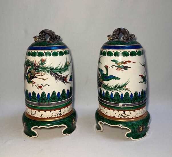 CHINE Paire de pots couverts en porcelaine à décor polychrome d'oiseaux, feuillages, nuages et motifs...