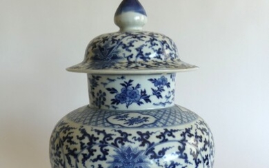 CHINE. VASE couvert balustre en porcelaine de type Bleu et Blanc, à décor d'enroulements de...