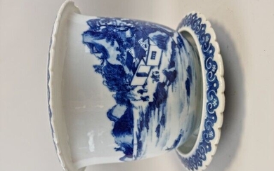 CHINE, XIXème. CACHE-POT et sa soucoupe en porcelaine bleu blanc à décor de paysage lacustre....