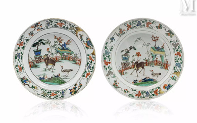 CHINE, XVIIIe siècle Paire de grands plats en porcelaine