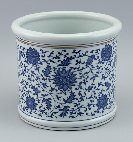 CHINESE BLUE AND WHITE PORCELAIN BRUSH POT/PITUNG 20th Century Height 7.25".