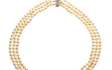 COLLIER trois rangs de perles de culture de 6.3 à 6.7 mm, fermoir barrette en...