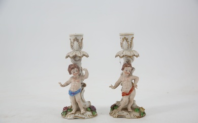 Capodimonte, vers 1900 Paire de flambeaux en porcelaine émaillé polychrome figurants putti sur parterre de...