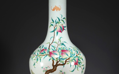 Chine - Imposant vase en porcelaine de la famille rose au décor des neuf pêches,...