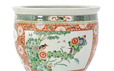 Chine, XIXe siècle Cache-pot en porcelaine à décor en émaux de la famille verte d'oiseaux...