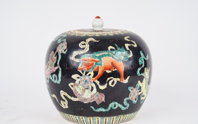 Chine, vers 1960, Pot à gingembre en porcelaine style famille noire décor de lions bouddhiques...