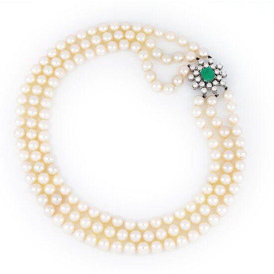 Collana di perle con fermezza con diamanti e smeraldo
