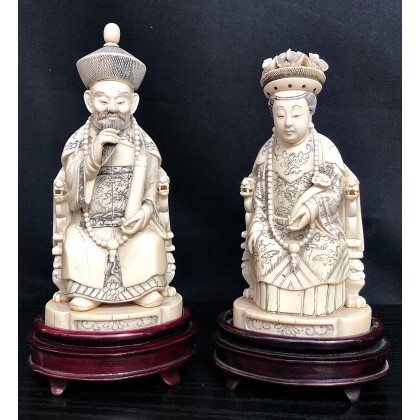 Coppia di sculture raffiguranti imperatore e imperatrice (difetti) Cina, inizio secolo XX (h. max 18,7 cm.) Il presente lotto potrebbe...