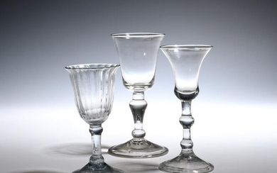 Deux verres à vin balustres vers 1740-60, l'un avec une coupe arrondie en entonnoir au-dessus...