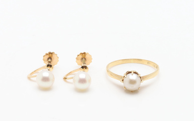 EARRINGS AND RING, 3 pieces, 18K gold with cultured pearls. Total weight approx. 4.57 g.