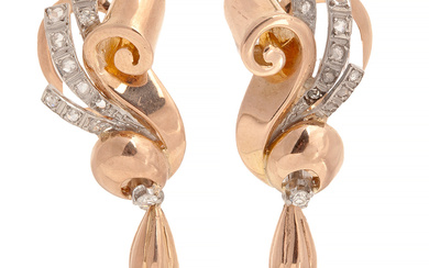 Earrings in rose gold with diamonds and pearl.