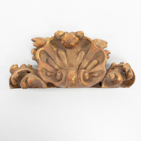 Finishing with shell in carved and gilt wood, second half of the 17th Century-first half of the 18th Century.