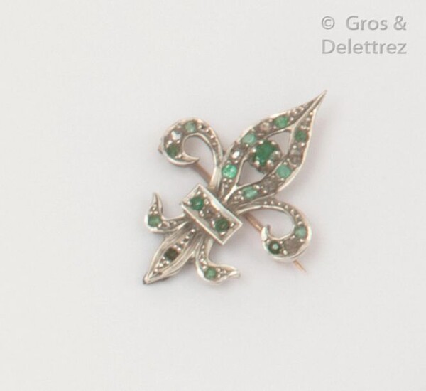 Fleur de Lys" brooch in gold and silver, set with rose-cut diamonds alternating with emeralds. Dimensions: 2.2 x 3.2cm. Weight Rough: 4.7g.