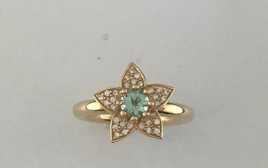 Flower ring in 750°/°° gold set with a fine stone in a diamond corolla paving, Signed BRON, TD 56, Gross weight: 10,09g