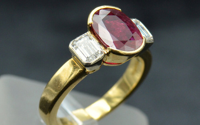 Gold ring with a natural ruby and two natural diamonds 21st century. Gold, 18K, 1 natural ruby - oval, mixed cut, 7.2-9.2 mm, Red (slpR 6/5/HI2 (I1), 1.7 ct, 2 natural diamonds - round, emerald cut, 3.4x4.8 mm, IJ/ VS, 0.65 ct Weight 6.68 g, inner...