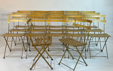 Gruppo di diciassette sedie pieghevoli da esterno verniciate in metallo dorato. Italia, secolo XX. (cm 41x81x35) (difetti e restauri)